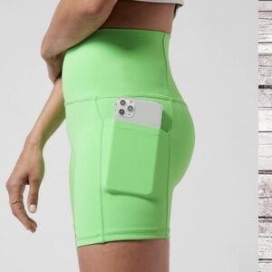 Athleta Salutation Stash 5 inch shorts 3X